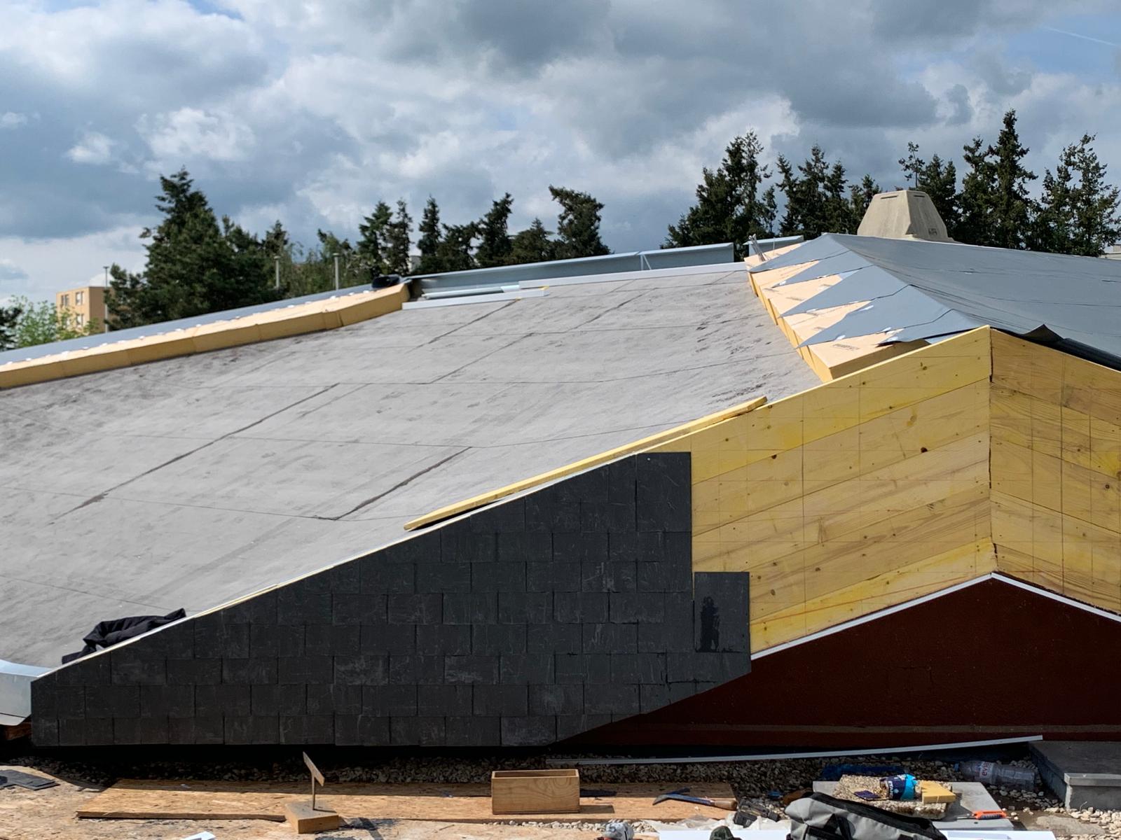 Toiture complexe ardoises and charpente bois