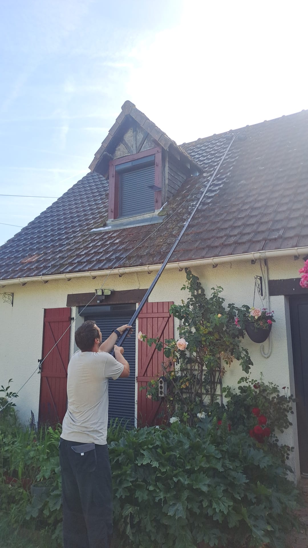 Nettoyage démoussage toiture tuiles maison individuelle